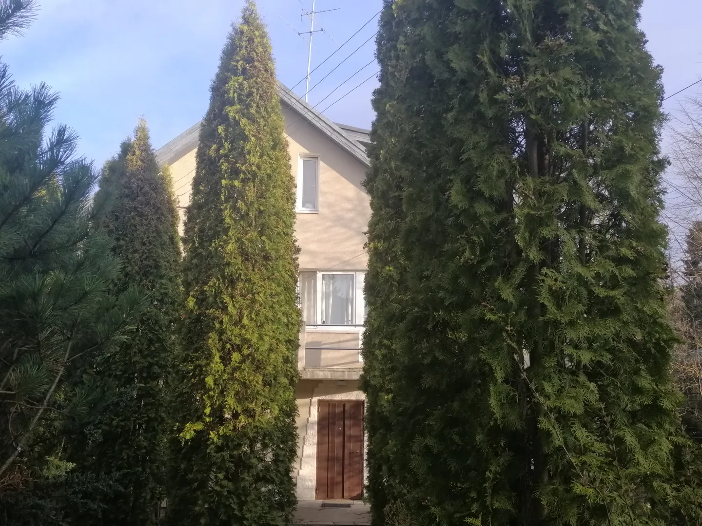 Вход от парадной калитки