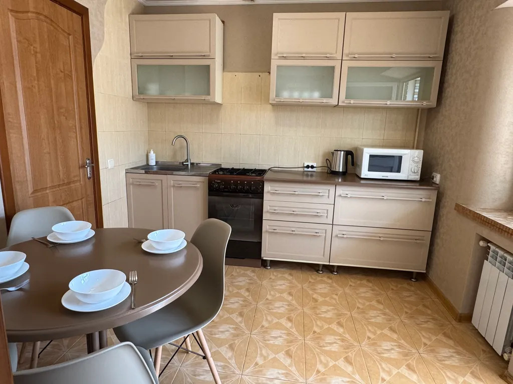 Номер с кухней и ванной комнатой, большой двор