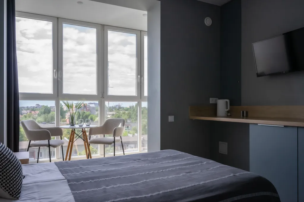 Квартира Квартира Уютная студия Серая с панорамными окнами и балконом в центре — Калининград