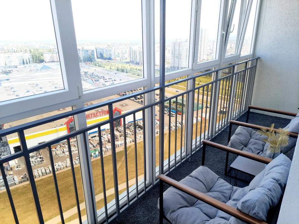 Смотровая квартира с панорамным видом на город с диваном и кроватью