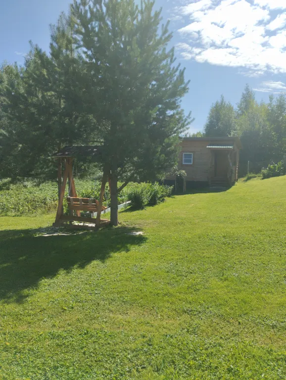 Небольшой домик недалеко от озера