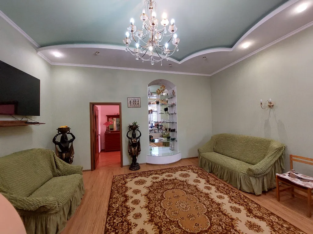 Отдельный дом с двором и беседкой, со всеми условиями