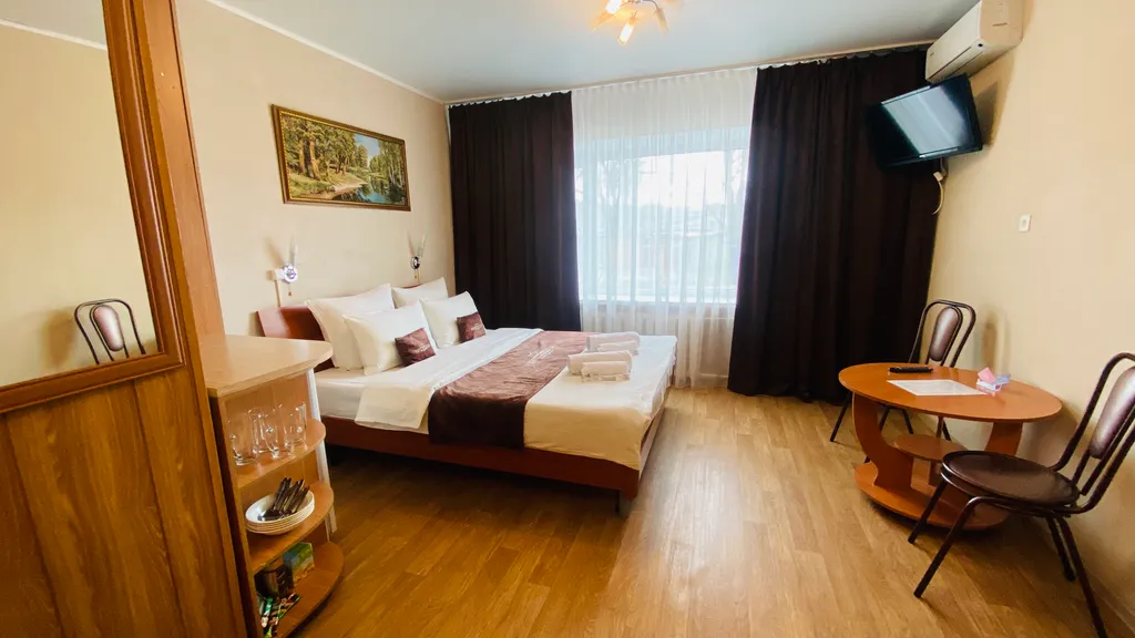 Номер с удобствами и двухспальной кроватью в мини гостинице