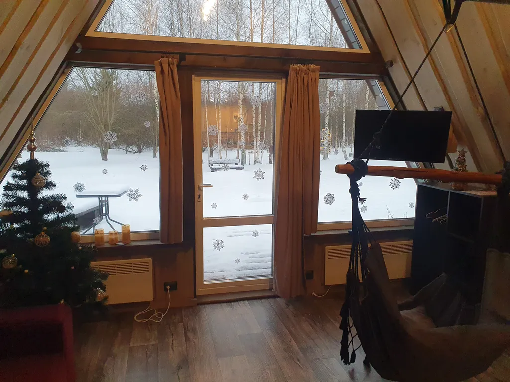 Дом у пруда