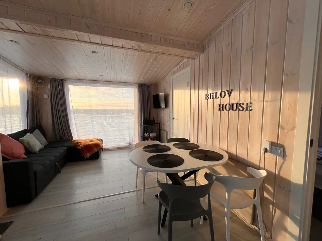 Атмосферный дом у леса