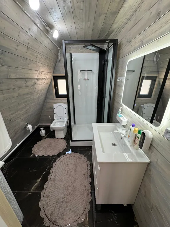 Афрейм возле канатной дороги