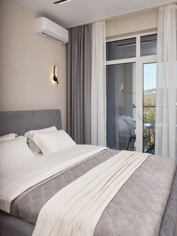 Современная, новая квартира с видом на горы