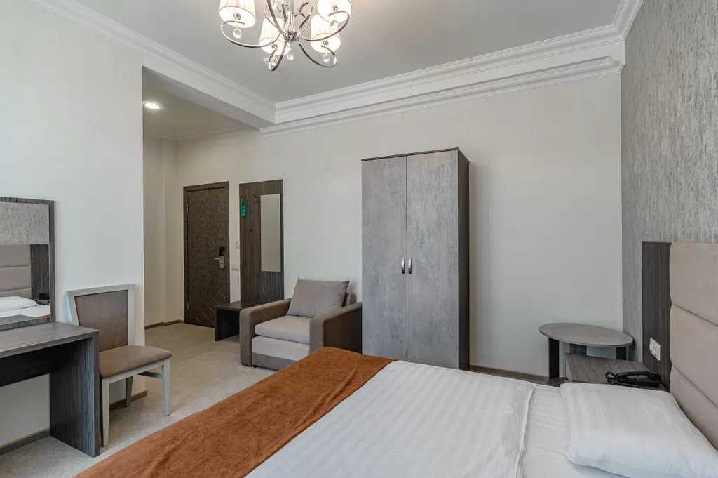 Трехместный комфорт с французским балконом с видом на территорию