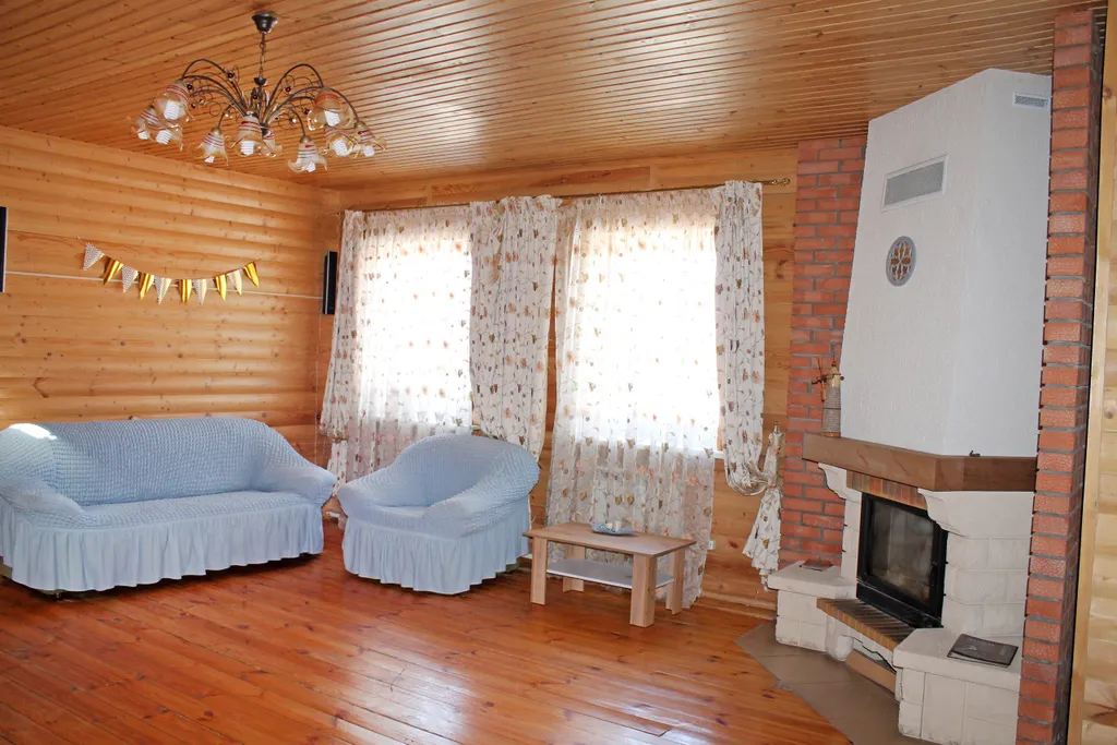 Двухэтажный дом за городом