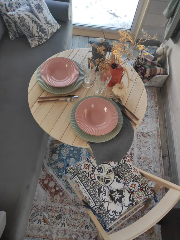 Уютный сканди домик с видом на озеро, баня, чан