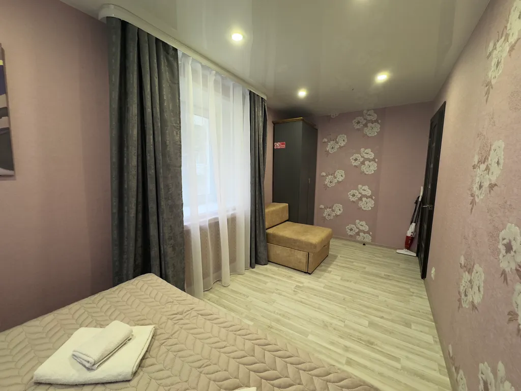 Двухкомнатная студия с красным диваном в центре города