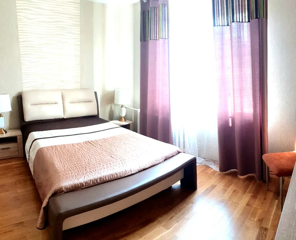 Апартаменты с двумя спальнями  возле торговых центров