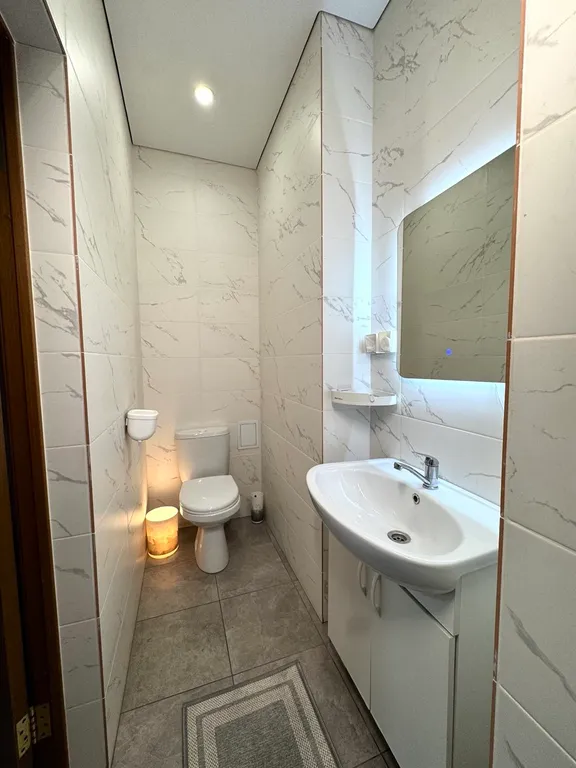 Уютная квартира на горе, магазины, транспортная развязка, smart tv