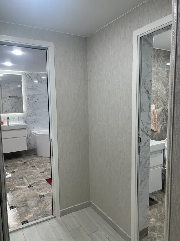 Уютная комната с видом на палисадник