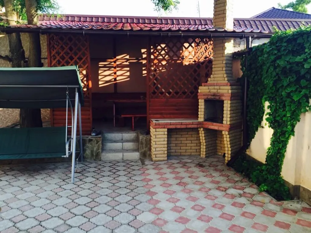 Большой дом в Евпатории со своим двором