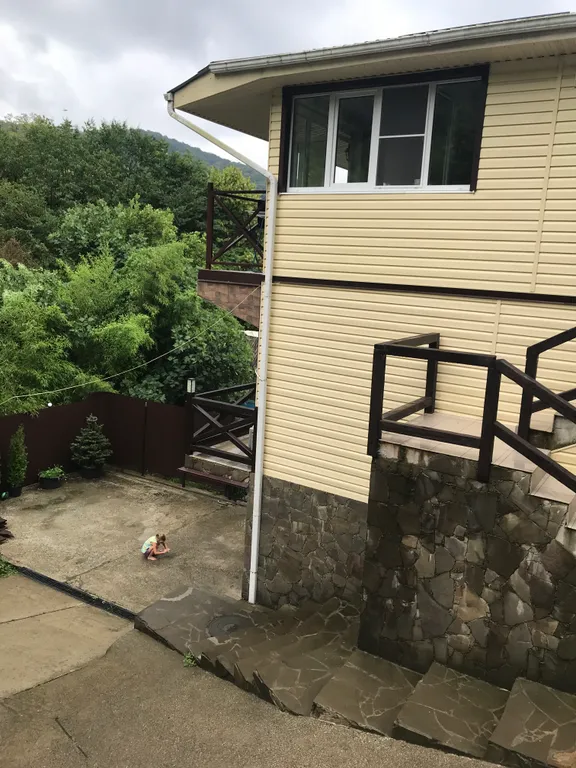 Коттедж Апартаменты с балконом в частном доме у бассейна — Адлер