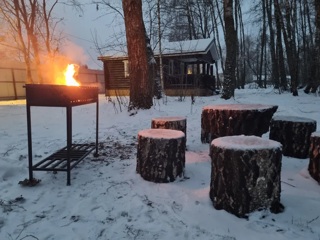 Уютный домик в лесу у пруда