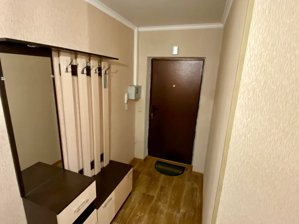 Просторная двушка с двумя кроватями и диваном в центре