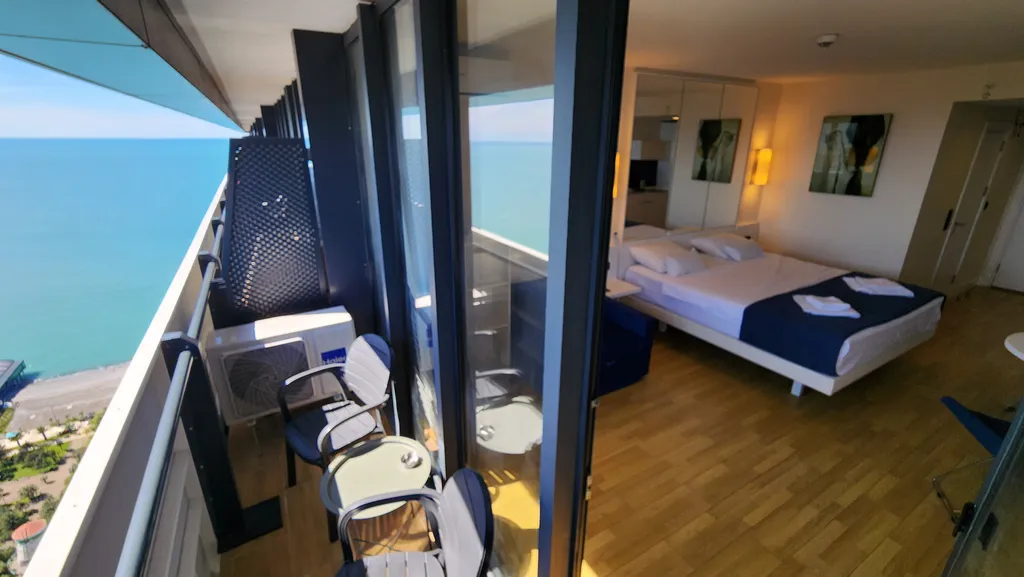 Вид на город и море