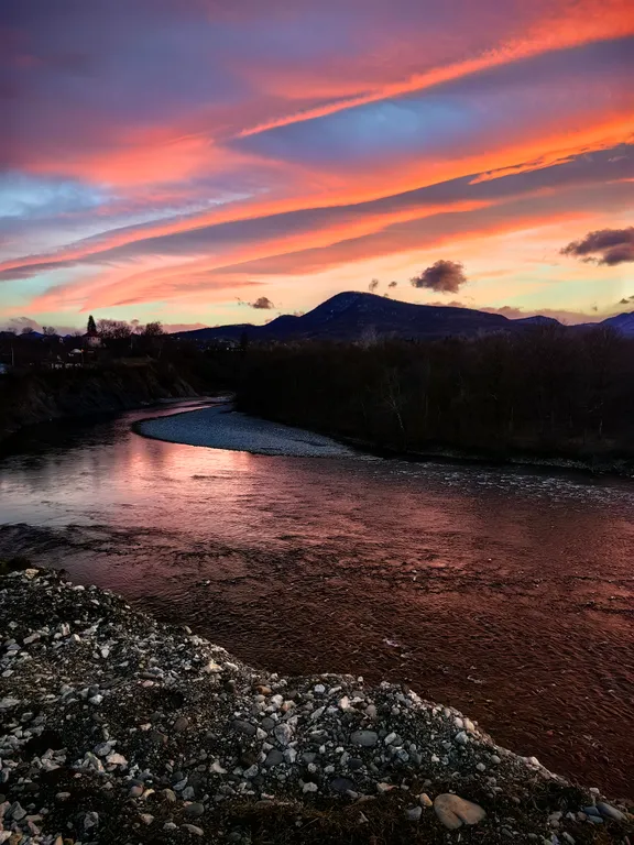 Уютный деревянный домик с видом на реку