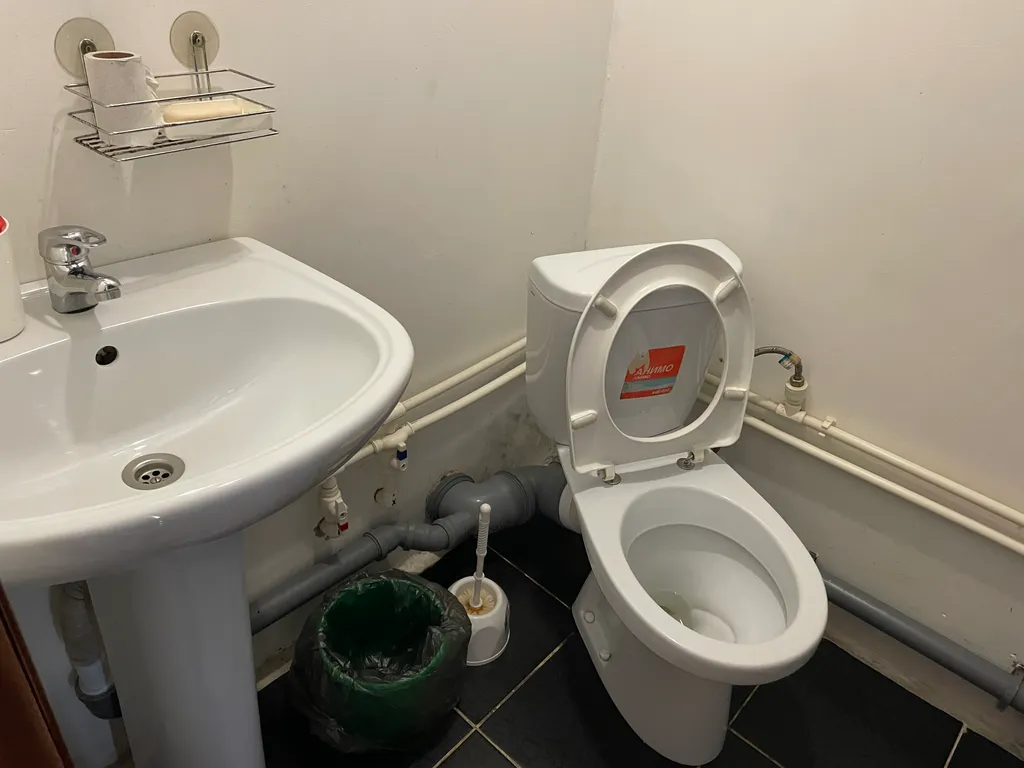 Комната со своим санузлом в апартаментах