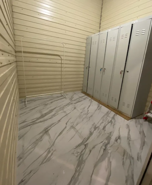 Студия с видом на горы в центре