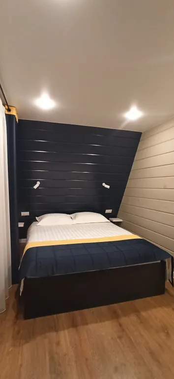 Уютный треугольный домик в лесу