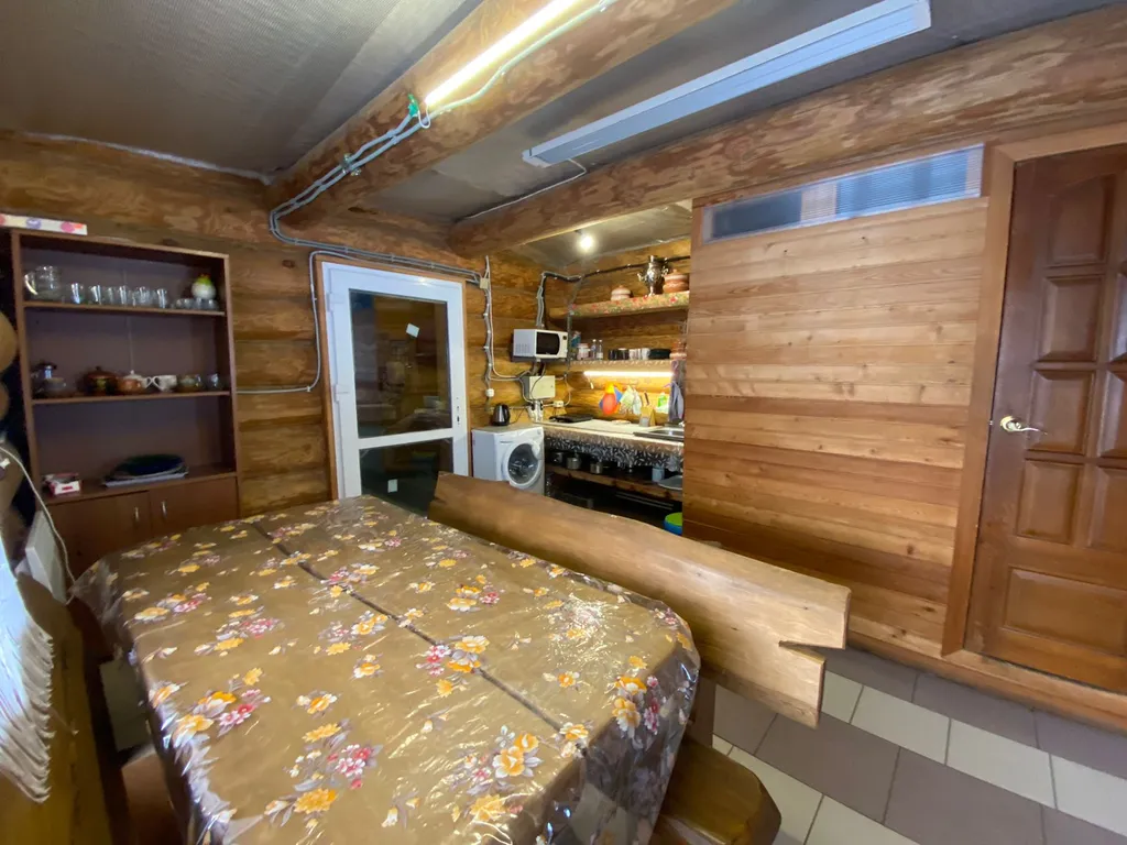 Деревянный дом с соломенной крышей и высокими потолками