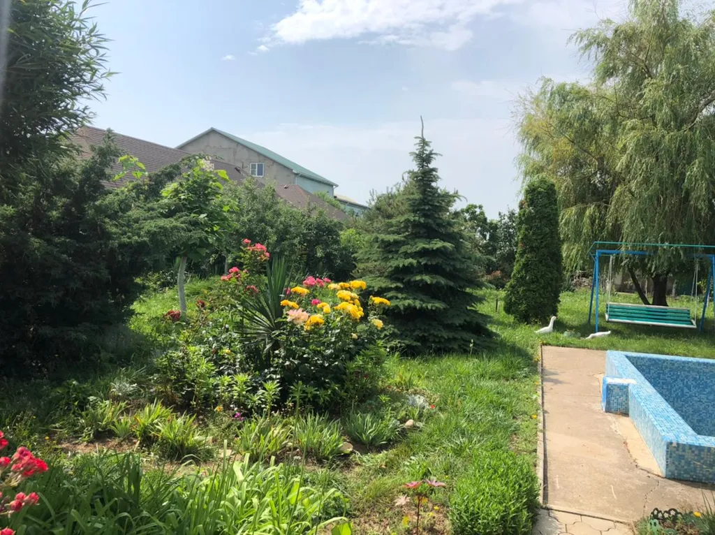 С бассейном рядом с морем