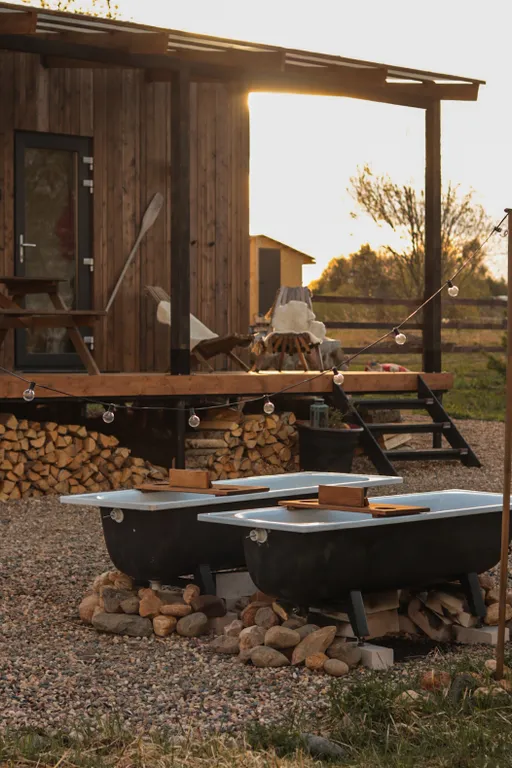Эстетичный мини-домик с горячими ваннами и купелью