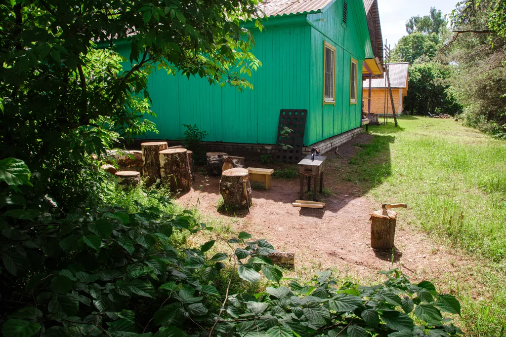 Уютный деревянный дом на берегу реки