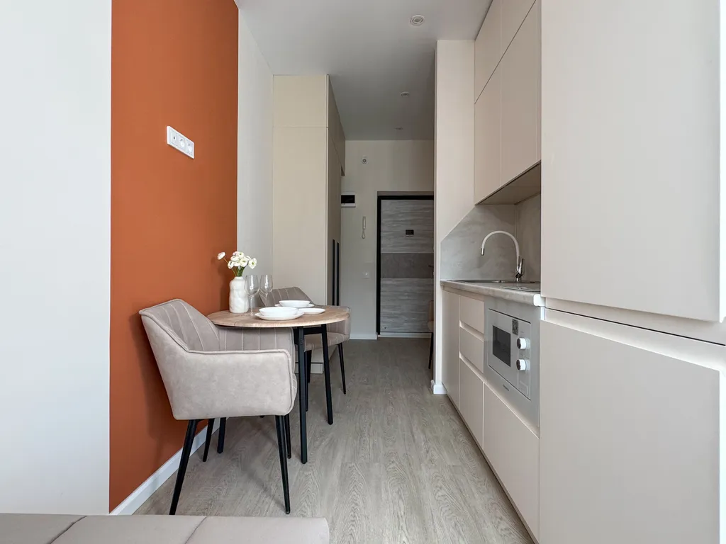 Яркая студия с видом на море