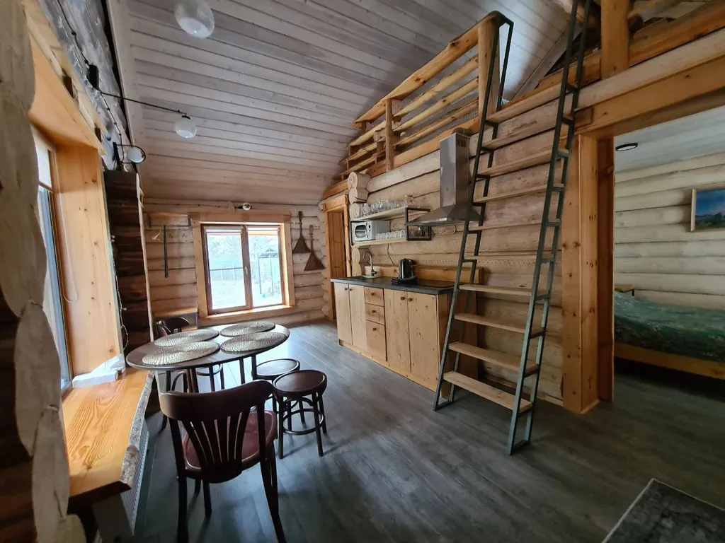 Уютный дом на лесном участке у озера, рядом с городом