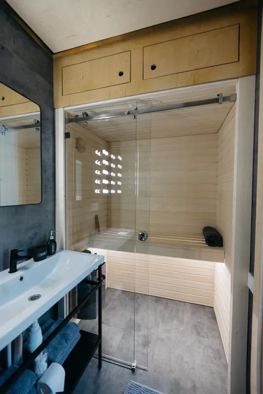 Уютный дом Японская куница с панорамными окнами с видом на лес