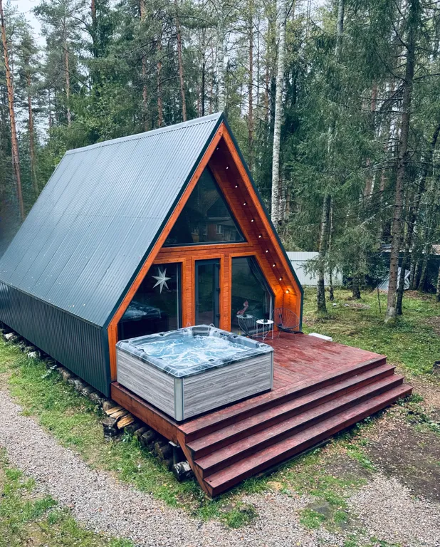 Дом A-frame с баней и джакузи под открытым небом в сосновом лесу