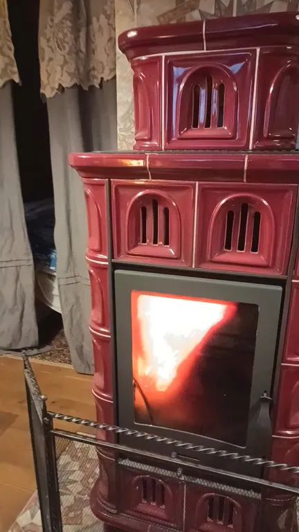 Изба (дом) из экологически чистого бревна под камышовой крышей в лесу