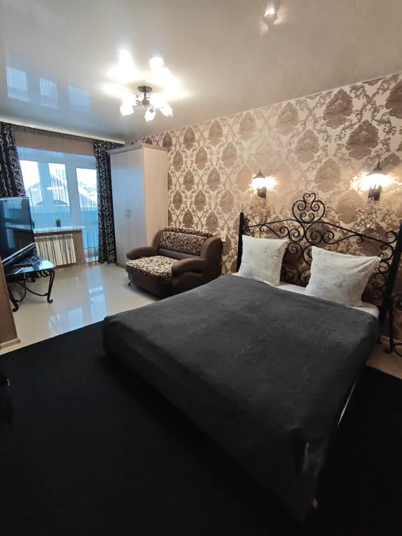 Квартира в центре с кованной кроватью