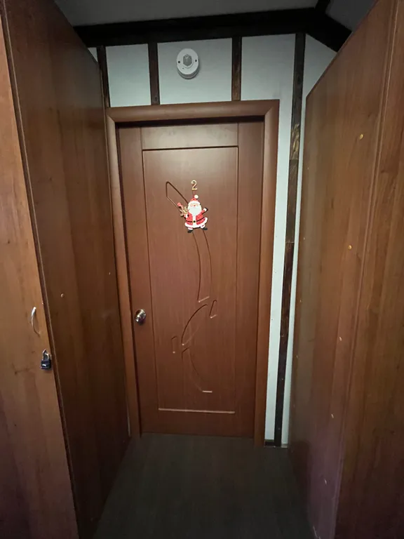 Комната с тремя кроватями и софой