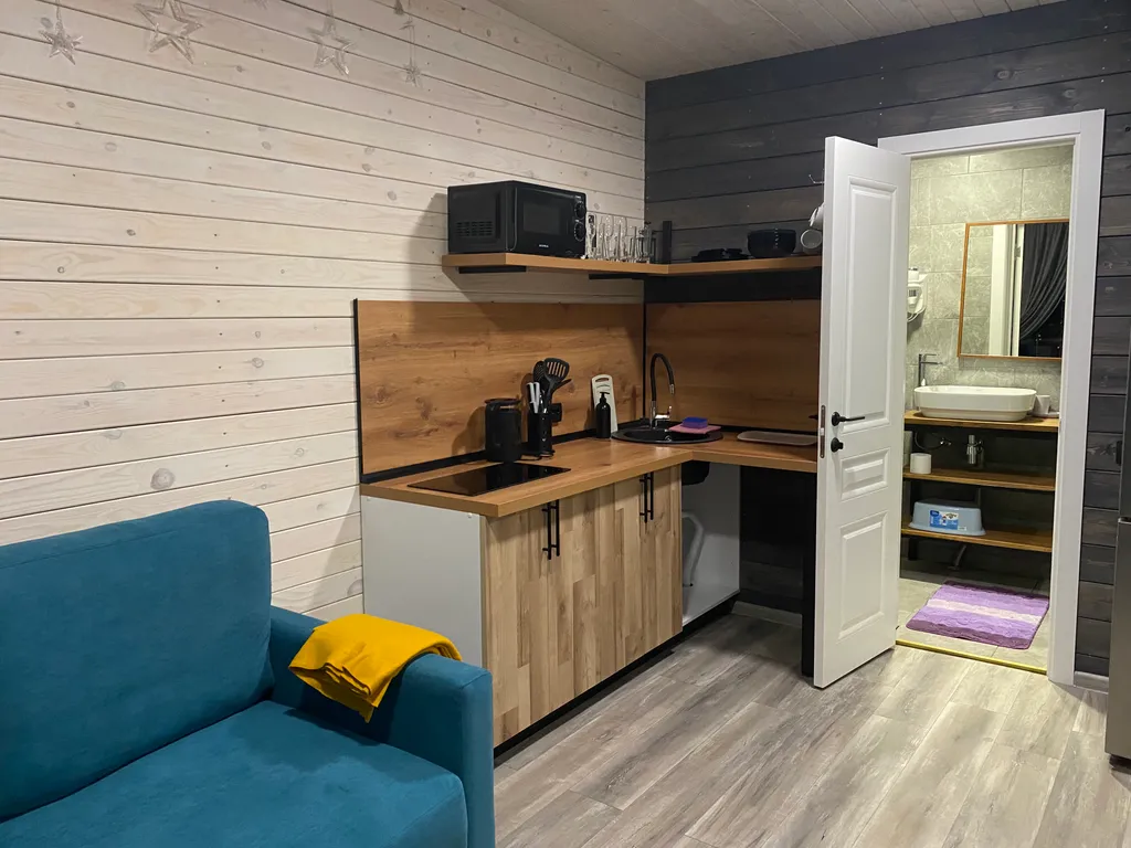 Дом с камином на берегу ручья