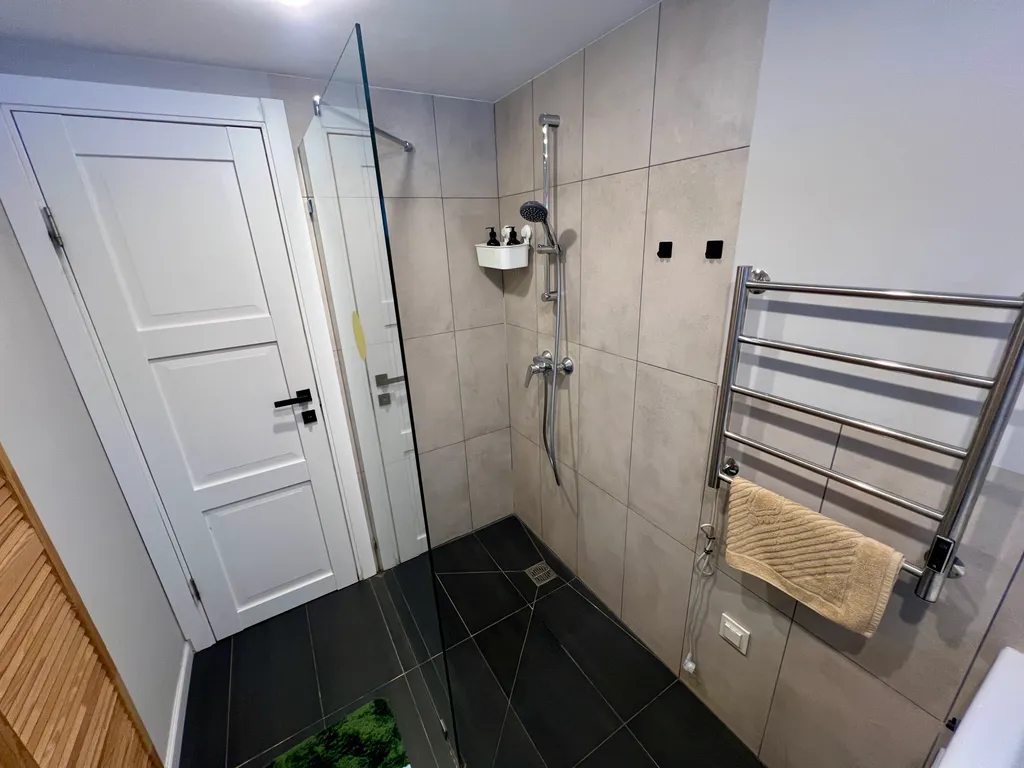 Синий домик в поле