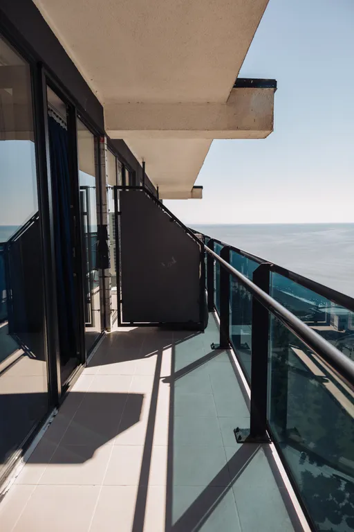 Апартамент с панорамной ванной рядом с морем