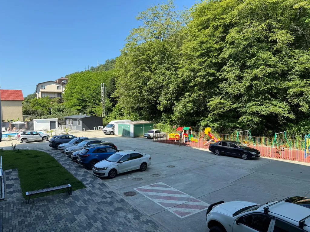 Апартаменты с бассейном недалеко от моря