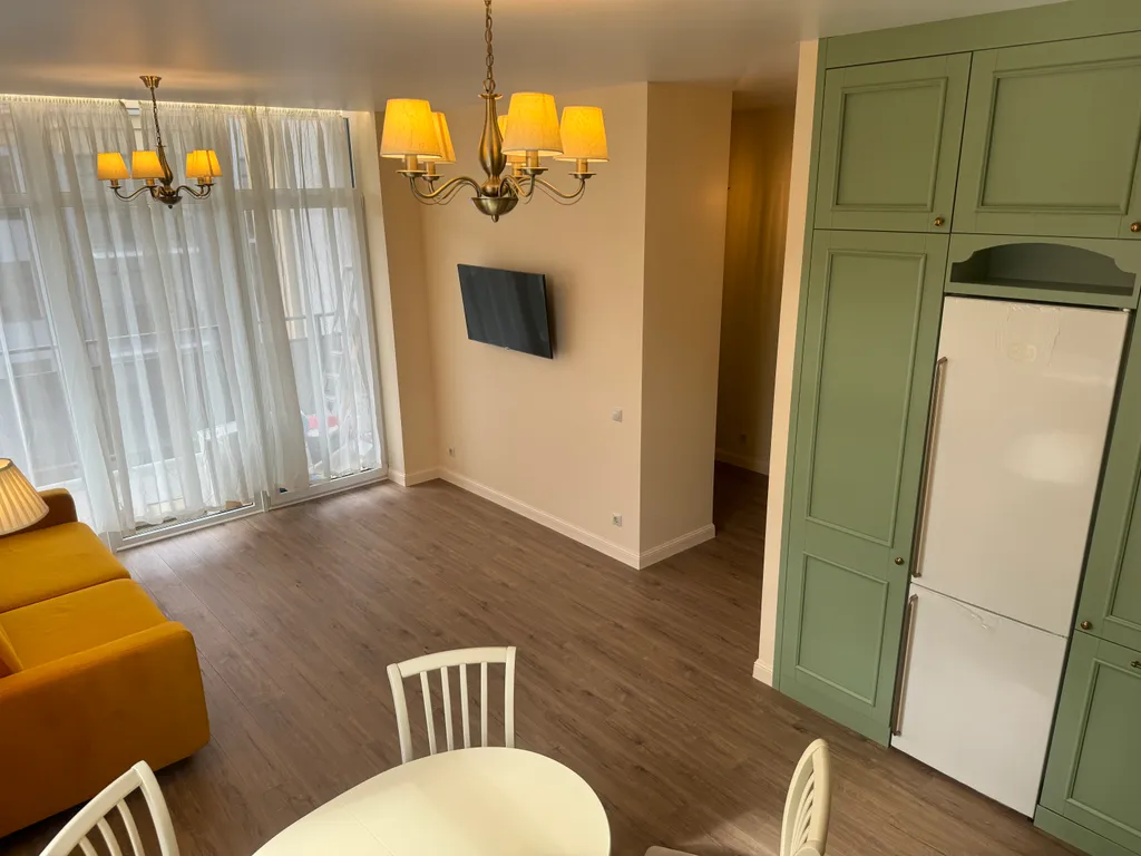 Солнечная квартира с мебелью из натурального дерева, рядом с морем