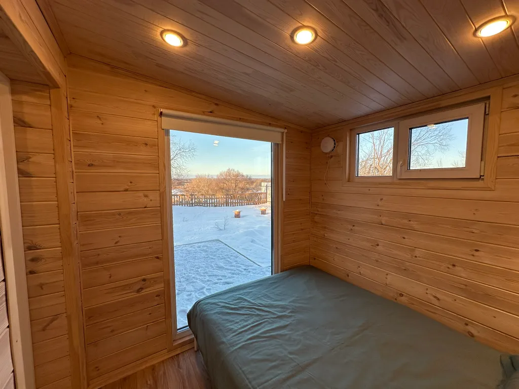 Современный дом на самом берегу реки