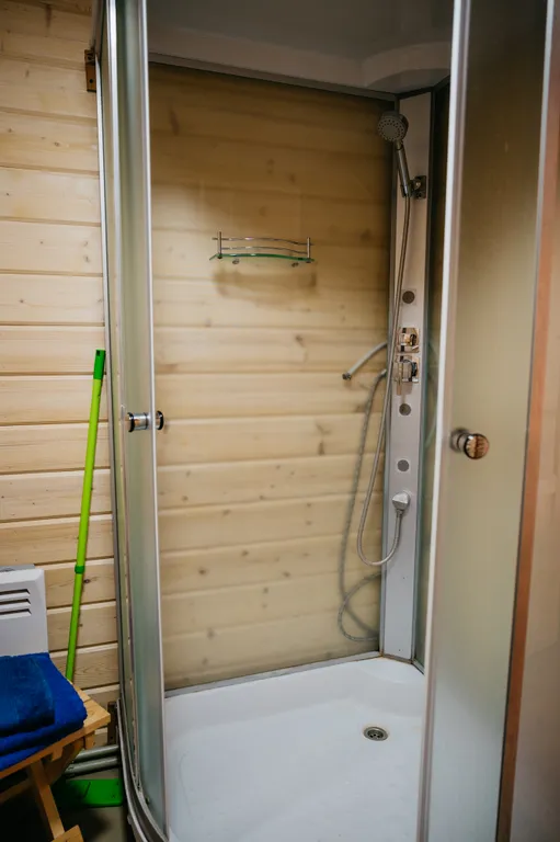 Семейный номер гостевого центра на берегу пруда (прокат снегохода)