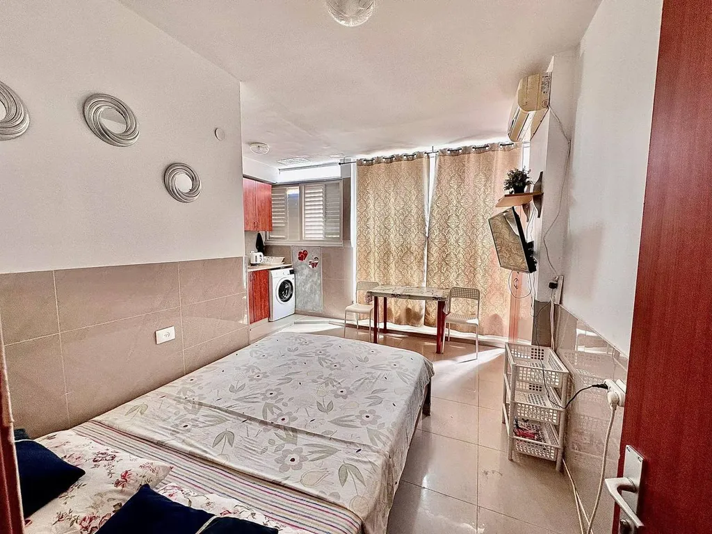 Небольшая новая студия в бат яме 150 мет от моря, очень тихая светлая