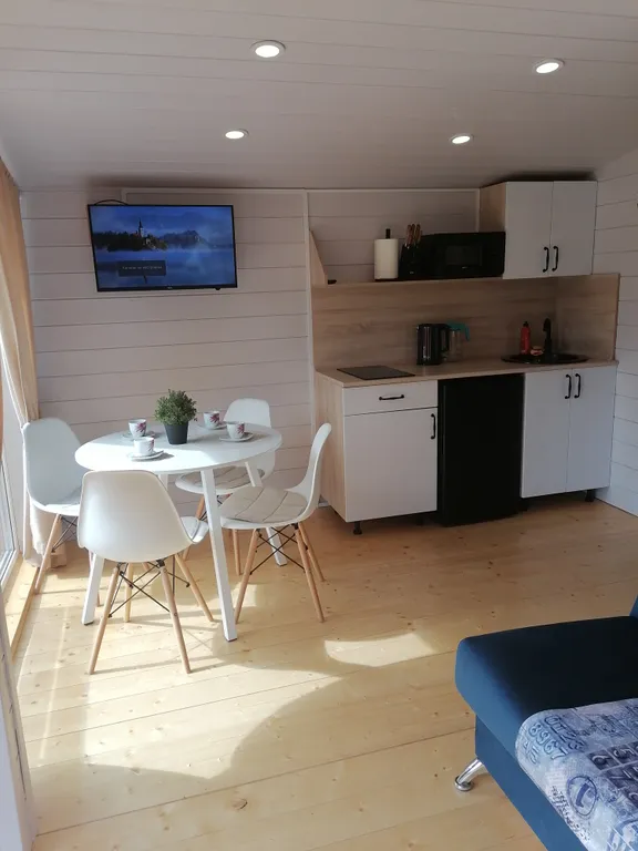 Уютный домик у реки