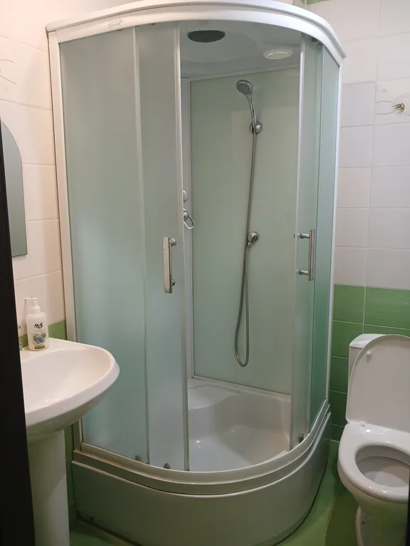 Уютная комната с видом на сад