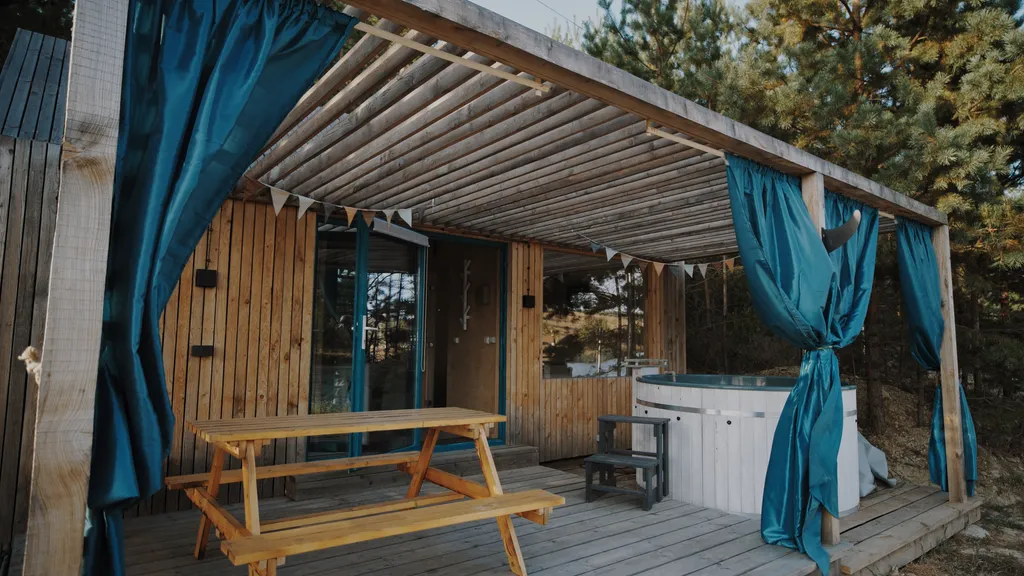 Коттедж Домик с сауной и джакузи у водоема — аренда посуточно в Белгород