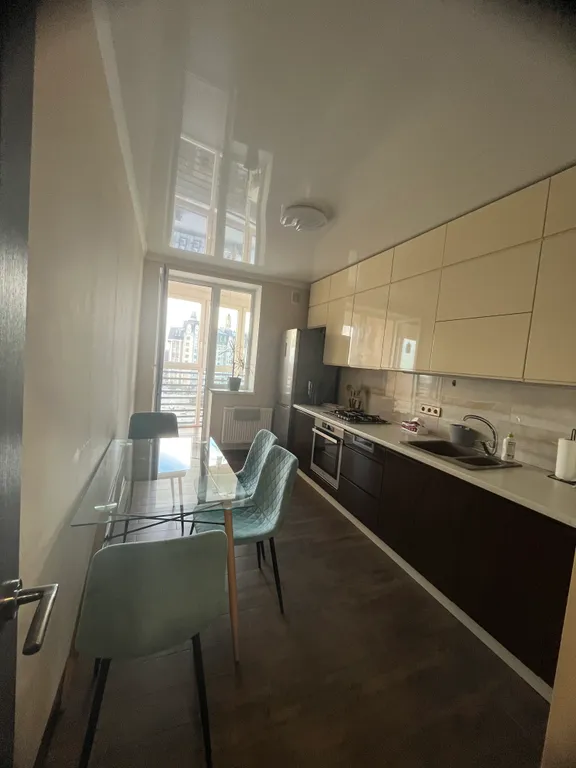 Квартира с видом на дом с часами